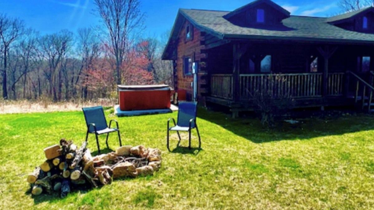Harpers Ferry Cabin | Walnut Ridge Cabin 2 Bedrooms and Hot Tub Jacuzzi