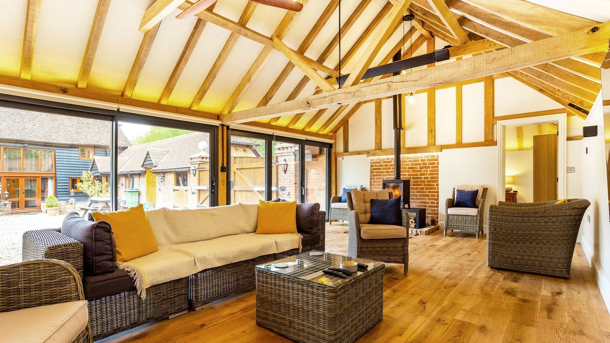 Horsham Apartment | Walnut Studio - perfect space for wellness retreats, functions, fine diningn