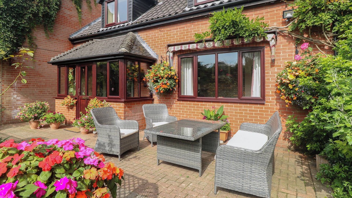 Catfield Cottage | WALNUT TREE COTTAGE, pet friendly, with a garden in Catfield