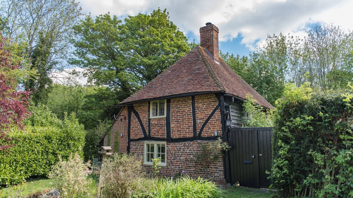 Faversham Cottage | Walnut Tree Cottage - romantic cottage by Bloom Stays in the beautiful Kent countryside
