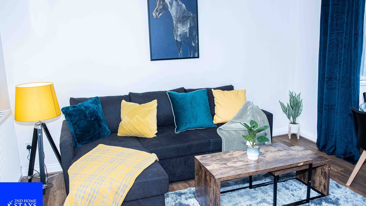 Walsall House | Walsall, 3-Beds, Sleeps 8, Groups & Contractors