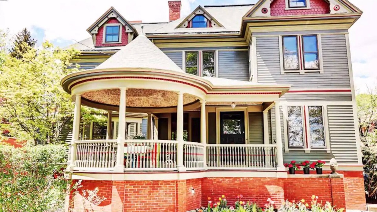 College Hill Apartment | Walter S. Budlong Apartment - Sunny, Large, Sleeps 4. Close to Brown and RISD