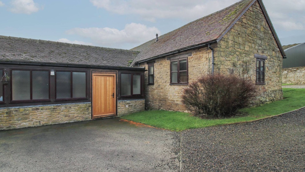 Craven Arms Cottage | WALTON MAISONETTE, family friendly, with pool in Ludlow