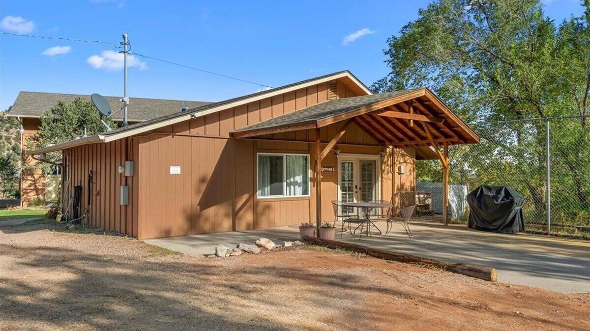 Manitou Springs Cottage | Waltons Mountain Cottage - HOT TUB