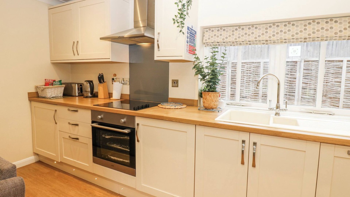 Walworth Cottage | WALWORTH CASTLE HOLIDAY COTTAGE, pet friendly in Darlington