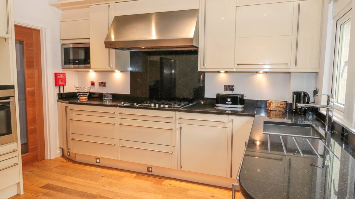 Walworth Cottage | WALWORTH CASTLE LODGE, pet friendly, with hot tub in Darlington