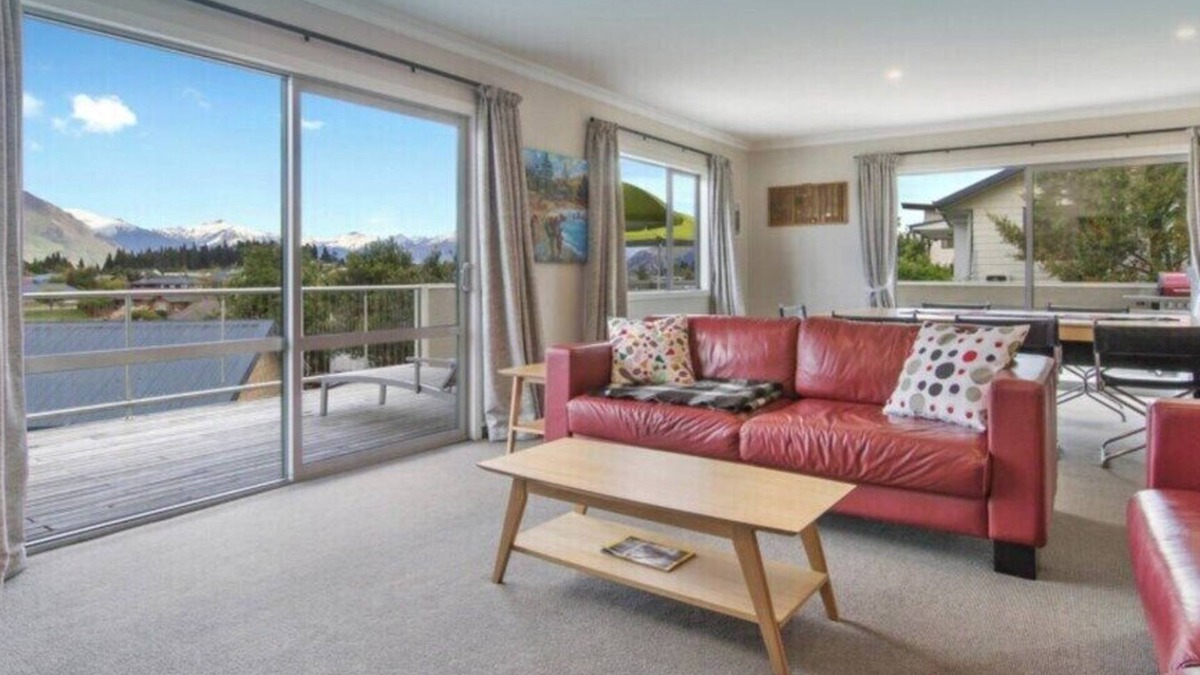 Wanaka House | Wanaka 'Mount Iron Edge' with Mountain Views