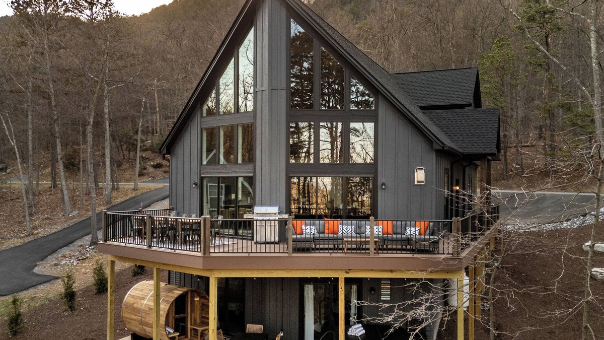 Massanutten House | Wanderlust Villa – Spacious Mt cabin w/Game room, Hot tub and Karaoke nights !