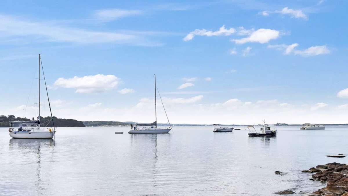 Wangi Wangi House | Wangi Dreaming waterfront holiday home - walk to village