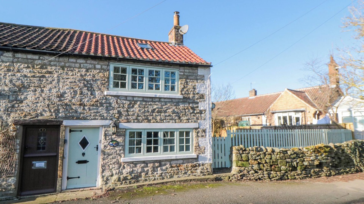 Potter Brompton Cottage | WANSBECK COTTAGE, pet friendly, with open fire in West Ayton
