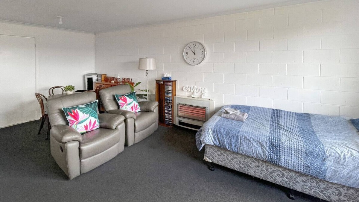 Waratah House | Waratah Waterfall Retreat, Close To Pub,Local Shop, Waterfall & Lake Beautiful l