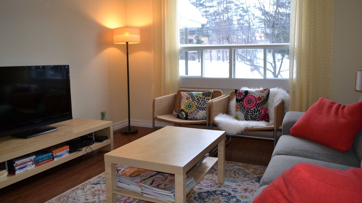 Sherbrooke Apartment | Warm and colorful 2 bedroom apartment in the Old North