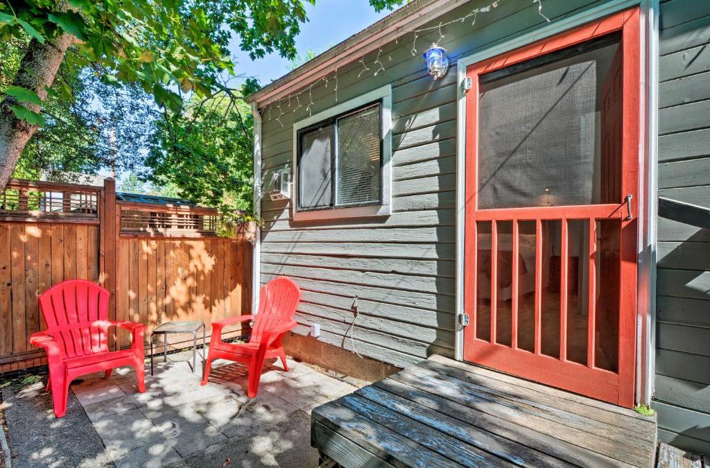Siskiyou-Hargadine Historic District House | Warm and Inviting Ashland Cottage Less Than Half-Mile to SOU