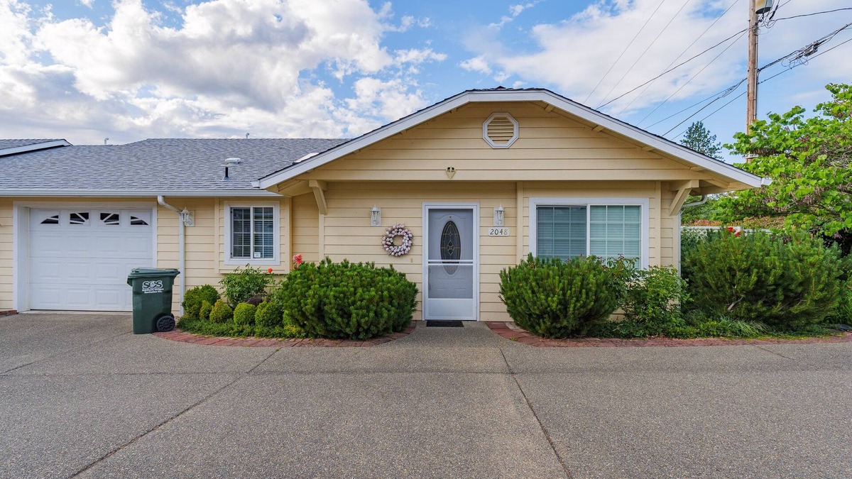 Grants Pass Cottage | WARM AND INVITING, PEACEFUL No steps, Wide doorways , Recliner, Garage