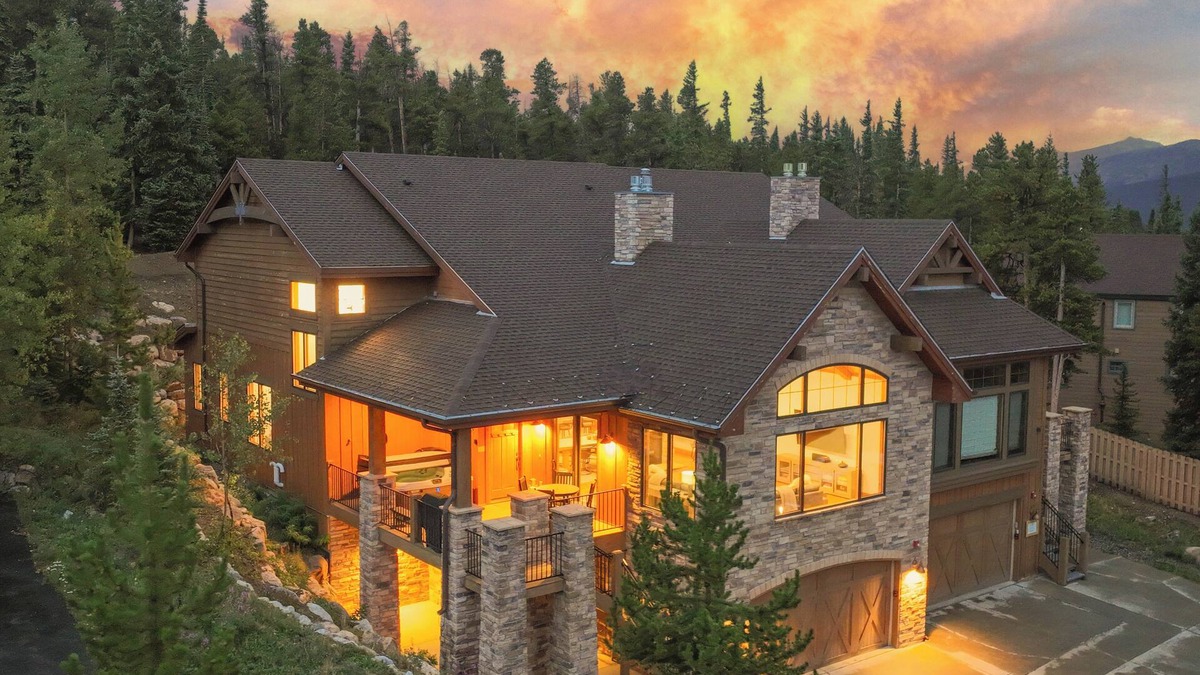 Woodmoor House | Warm and luxurious, spectacular views, all en-suites, hot tub, shuffle board, arcade machine!