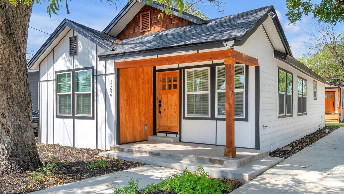 Harlandale House | Warm and welcoming single family home minutes from Downtown San Antonio