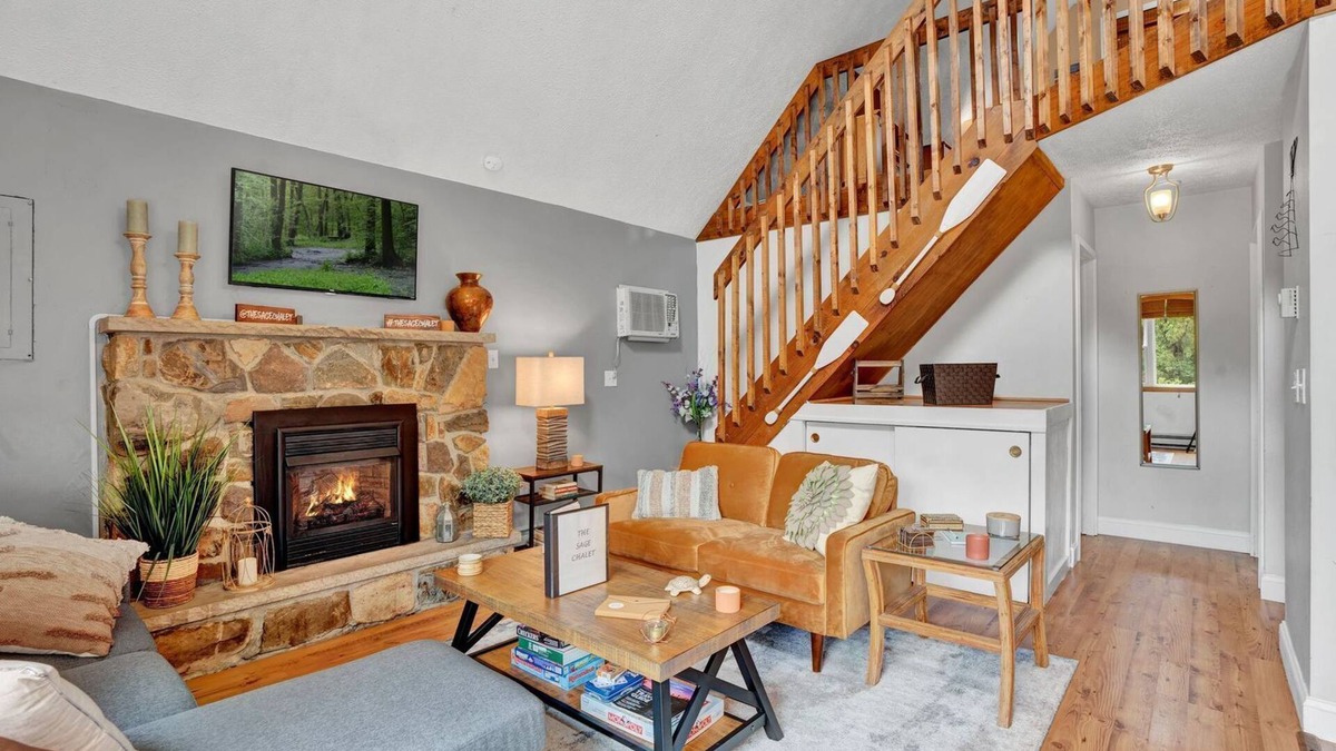 Long Pond Ski Chalet | Warm Chalet in Emerald Lakes, Poconos! Lakes/Pools/Deck/Kayak/Fire pits/Grill