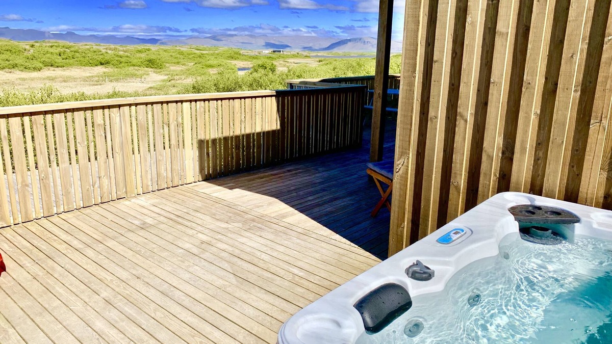 Borgarnes Cottage | Warm Cottage for 10 with Guest House and HotTub close to Snæfellsjökull Glacier