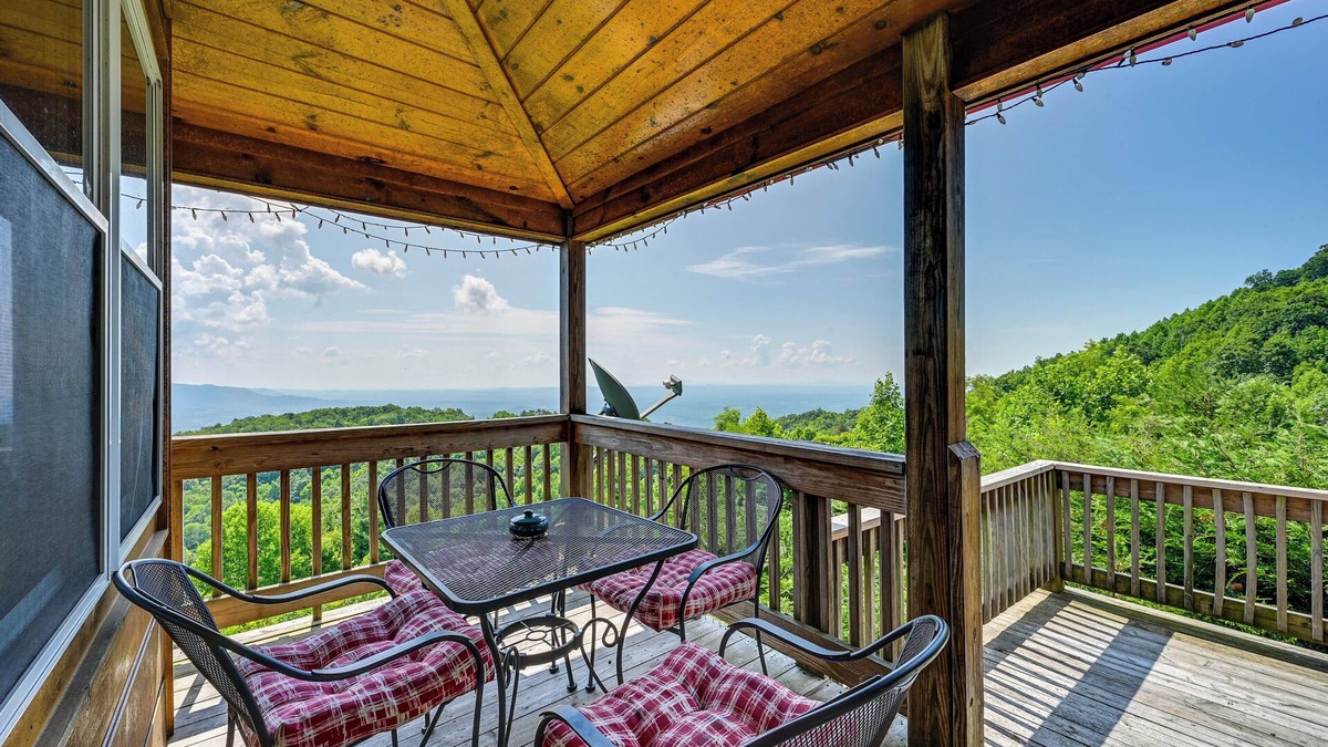 Fancy Gap Cabin | Warm & Cozy Cabin w/Deck on Top of the Blue Ridge