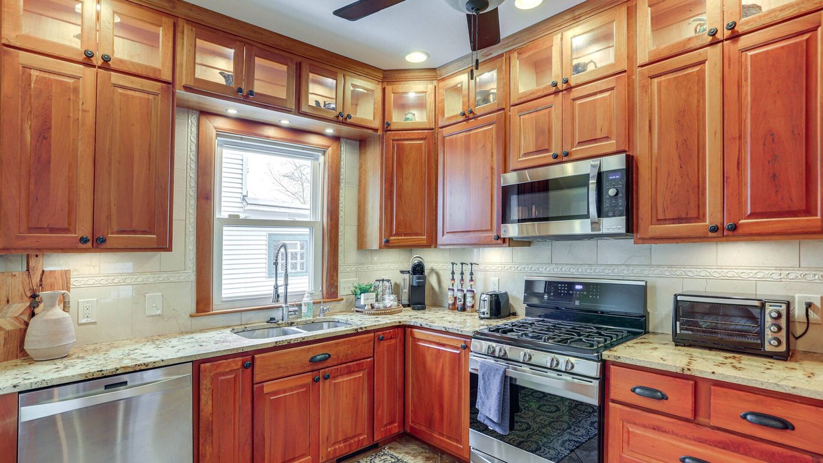 Mansfield House | Warm & Cozy Mansfield Home: Deck, Gas Fire Table!