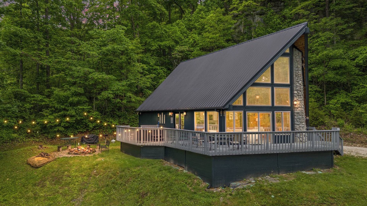 Stanton Cabin | Warm & Cozy Red River Gorge A-Frame with Hot Tub and EV charger