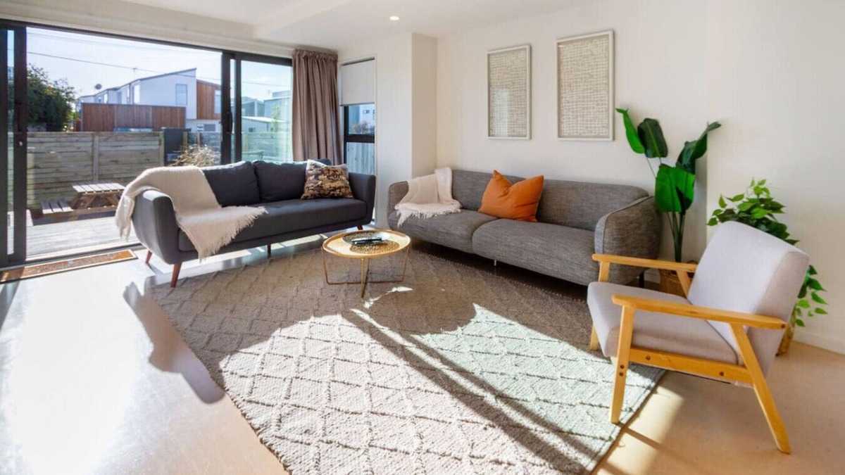 Edgeware House | Warm Family Comfort in the City with Garage Parking