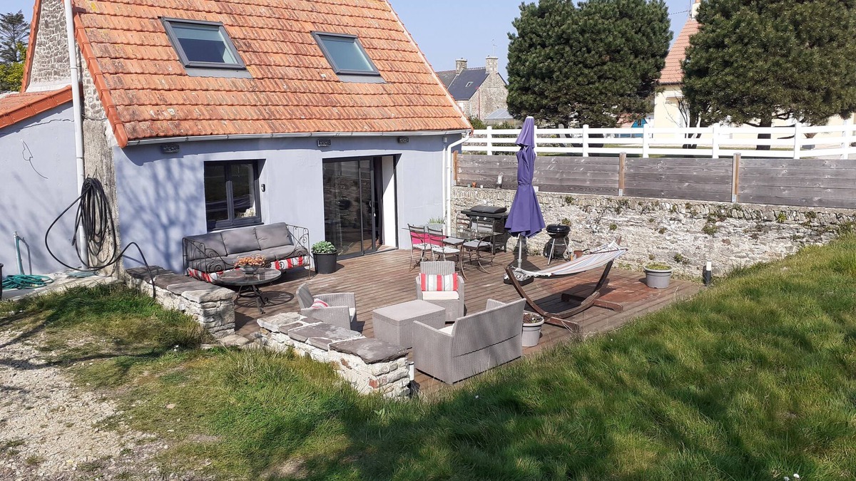 Saint-Jean-de-la-Riviere House | Warm house by the sea