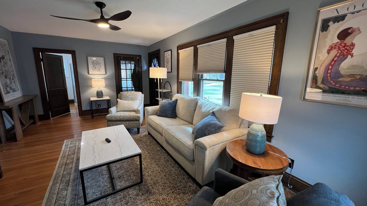 Springfield House | Warm inviting 3BR with fenced yard in quiet neighborhood close to everything