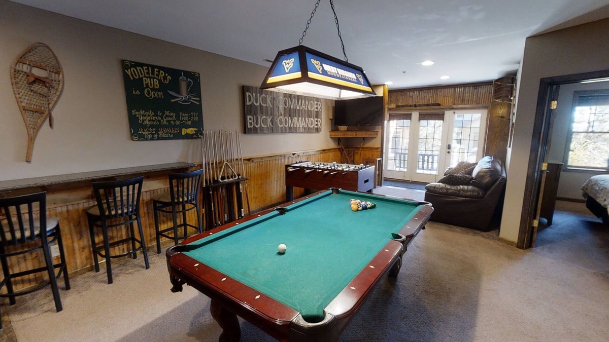 Snowshoe House | Warm & Inviting 7BR with Gaming Den by RedAwning