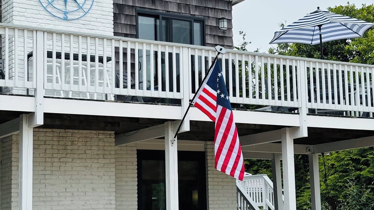 Culloden Shores House | Warm, Inviting Beachhouse with Spa in Great Location of Gorgeous Montauk!