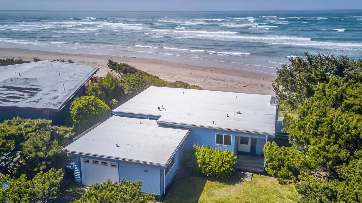 Waldport House | Warm, Inviting Family Home Gives You Panoramic Cliff Views of the Waldport Beach