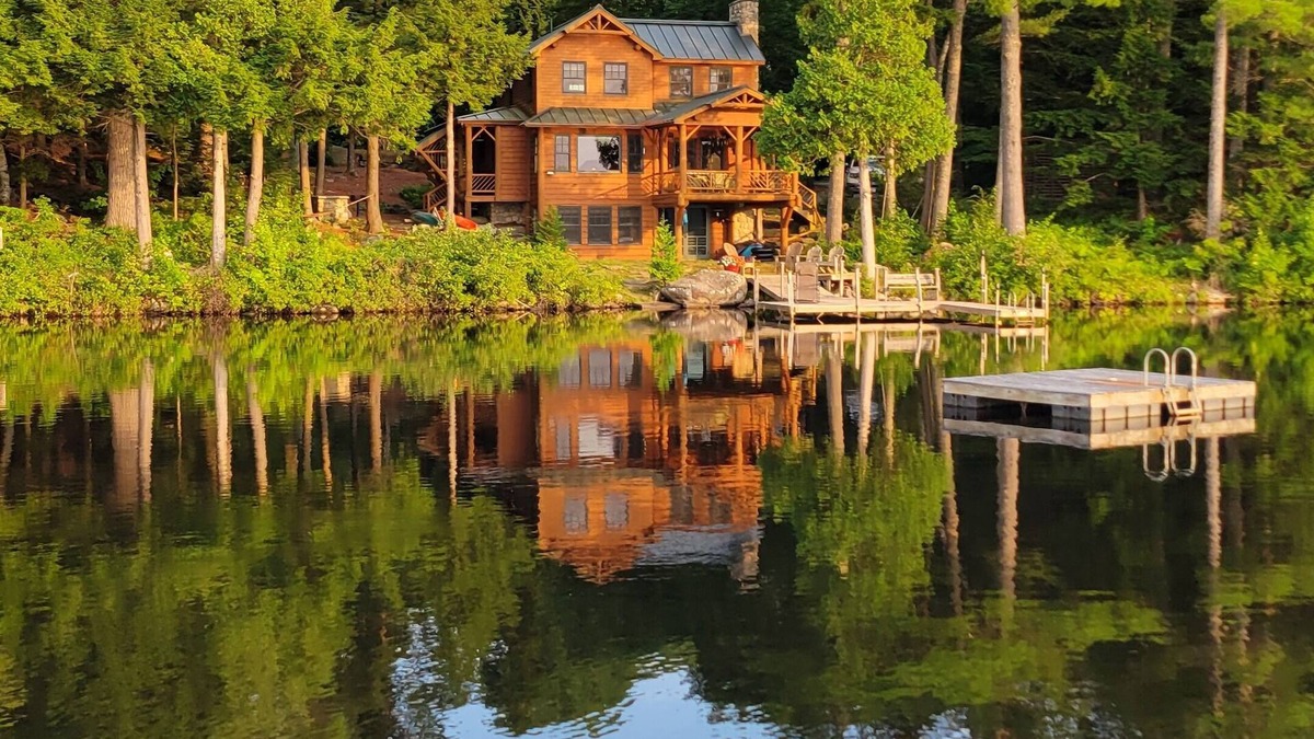 Mount Vernon House | Warm & Inviting Lakeside Retreat, Private, Tranquil Picture Perfect Setting