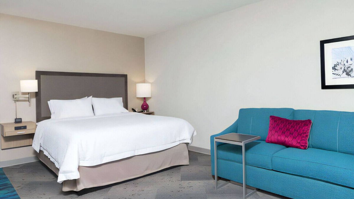 Schaumburg House | Warm & Inviting Room! Parking & Wi-Fi Included!