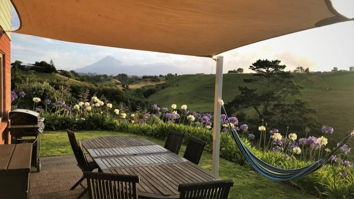 Omata House | Warm Mountain View Modern Home Close to Beach