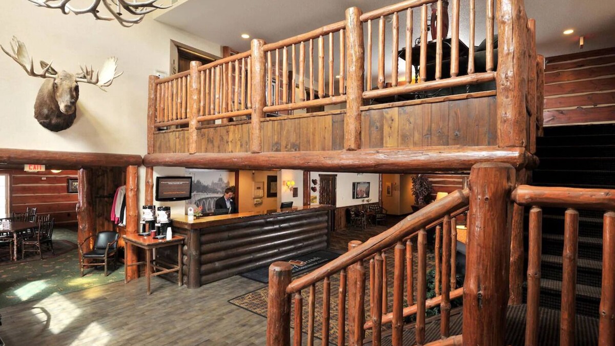 Johnston Hotel | Warm Stay Near Iowa State Fairgrounds! Free Parking & Breakfast | 2 Units