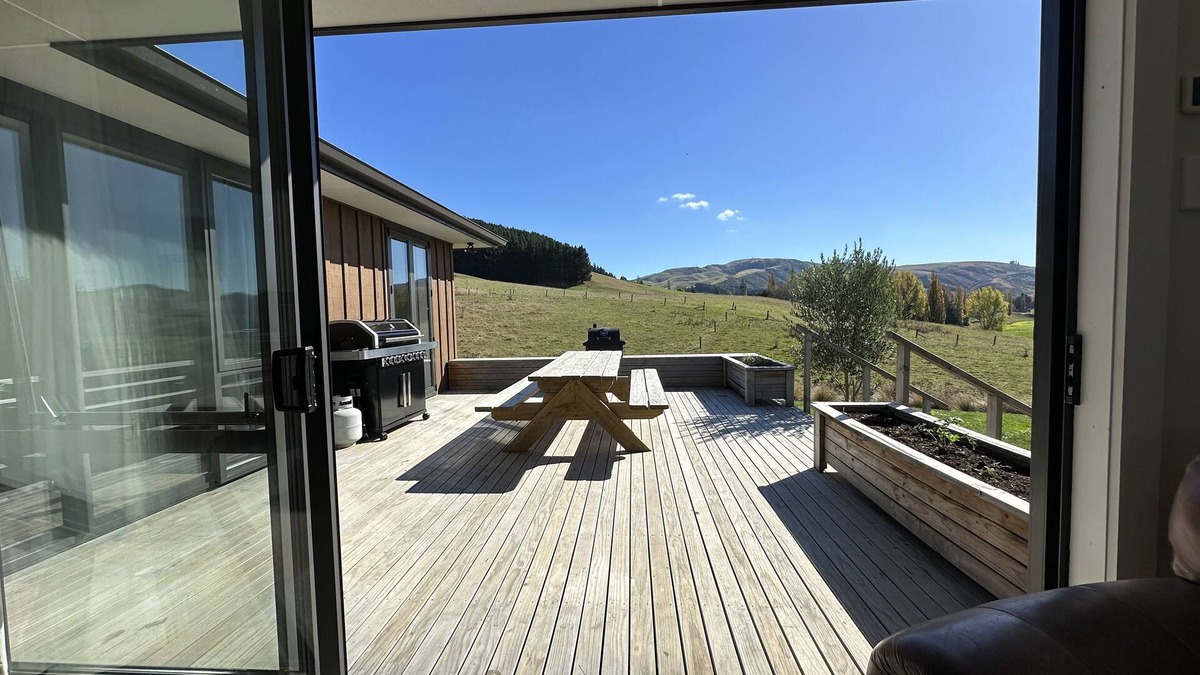 Waimate District Other | Warm, sunny farmhouse, private and peaceful with views. Dog and horse friendly!