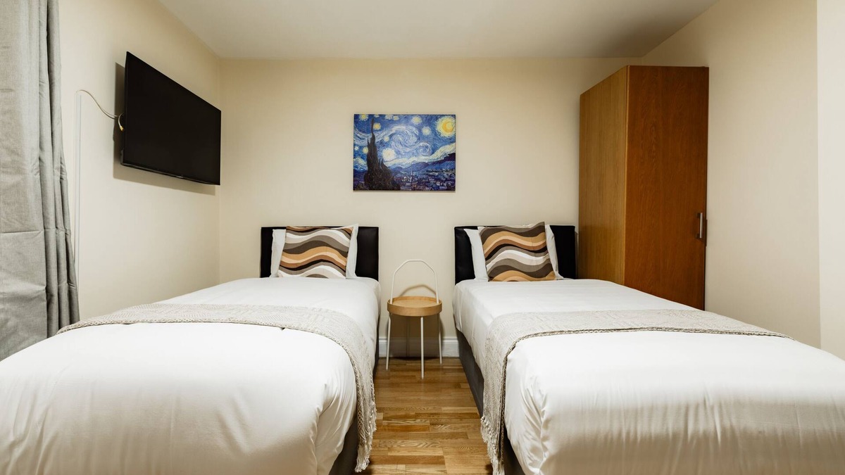 Lancaster Gate Apartment | Warm Twin Studio in Queensway