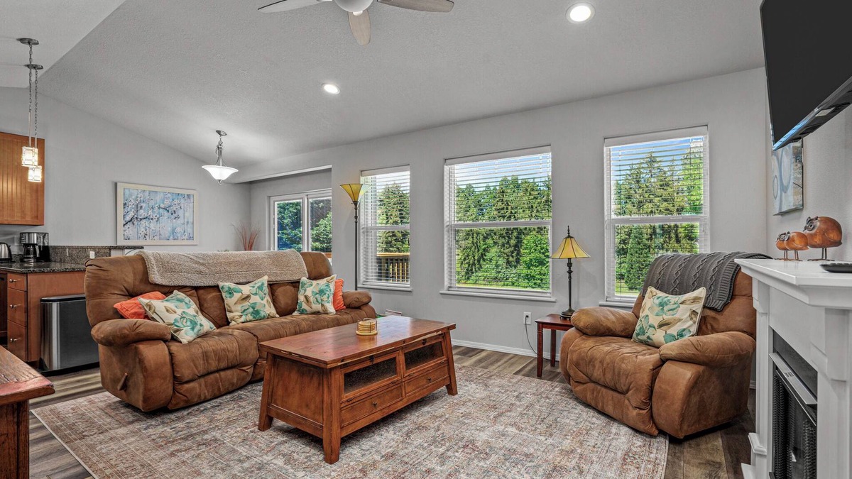 Salem House | Warm & Welcoming Solar Home on Keizer Quiet Lane