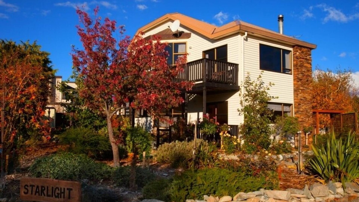 Lake Tekapo Cottage | Warm with fireplace, English country style, nice garden, Starlight De Heaven!