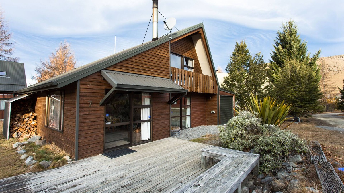 Castle Hill Ski Chalet | Warmest home in the village - stunning mountain views!