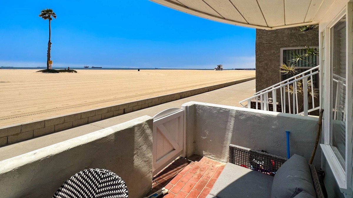 Old Towne Condo | Warming single-level beachfront condo home with full kitchen & patio