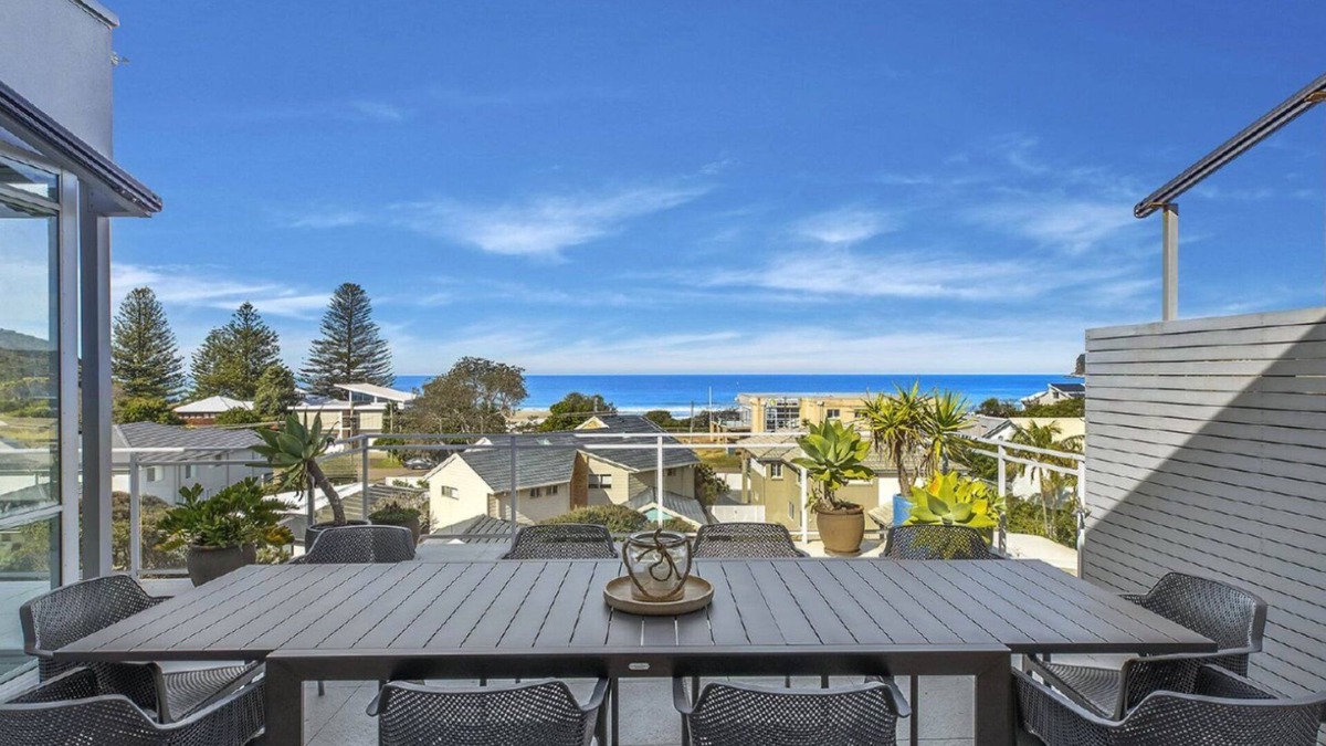 North Avoca House | WARRALONG - STUNNING VIEWS, SHORT WALK TO NORTH AVOCA BEACH