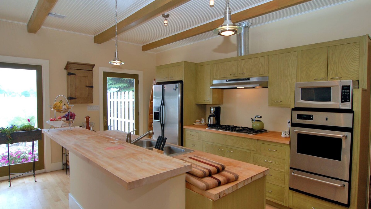 Bridgman House | Warren Dunes - Large 2 Br-2 Bath, Hot Tub, Wbfpl , Next To Wineries
