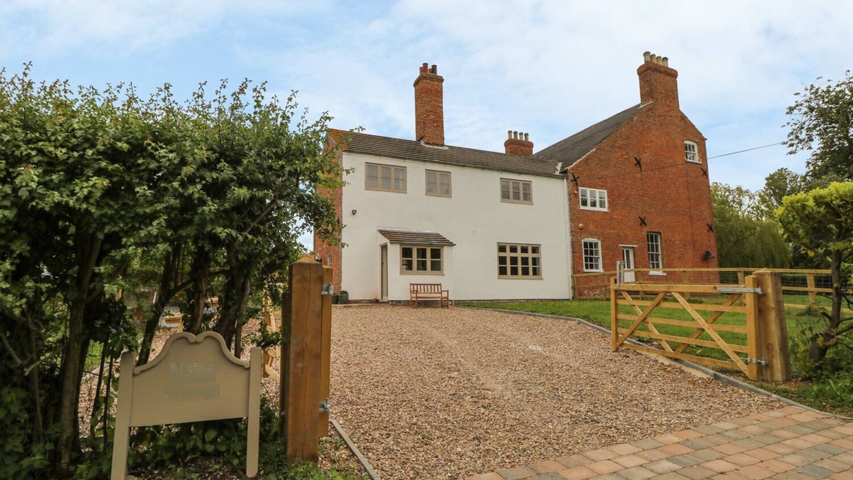 Market Rasen Cottage | WARREN HOUSE COTTAGE, family friendly, with a garden in Wragby
