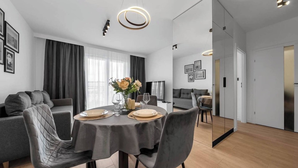 Wlochy Apartment | Warsaw Jutrzenki Apt - Gym, Balcony, Parking - by Rentujemy