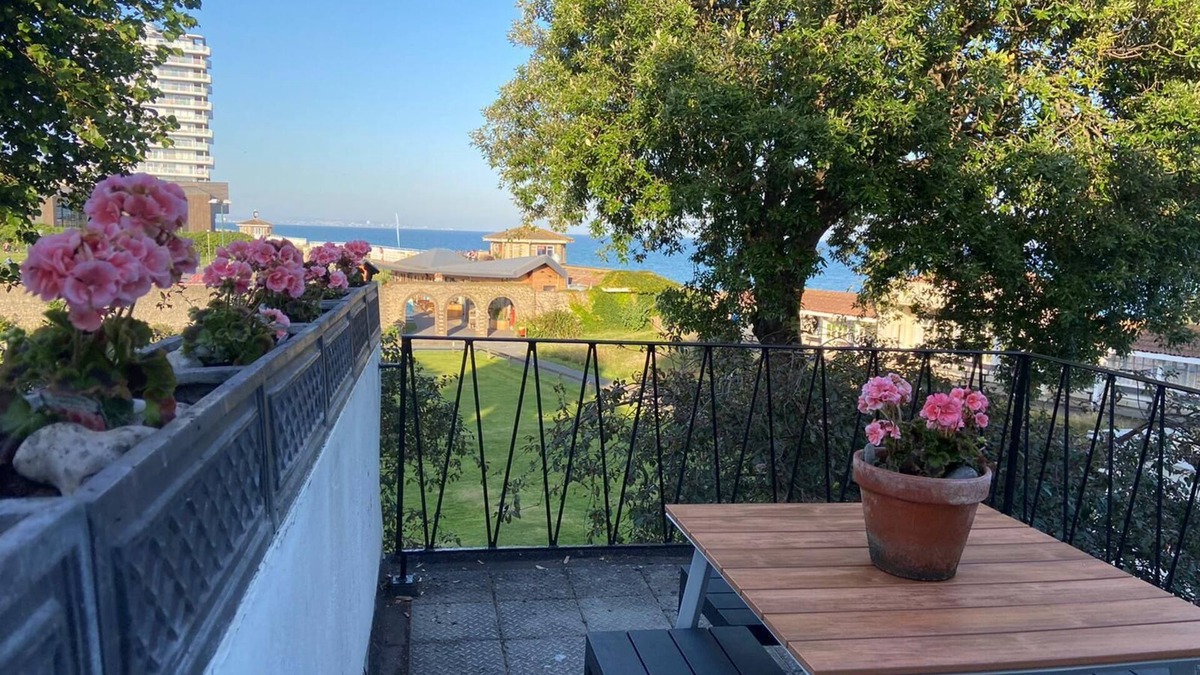 Worthing House | Warwick House - Stunning house with sea views