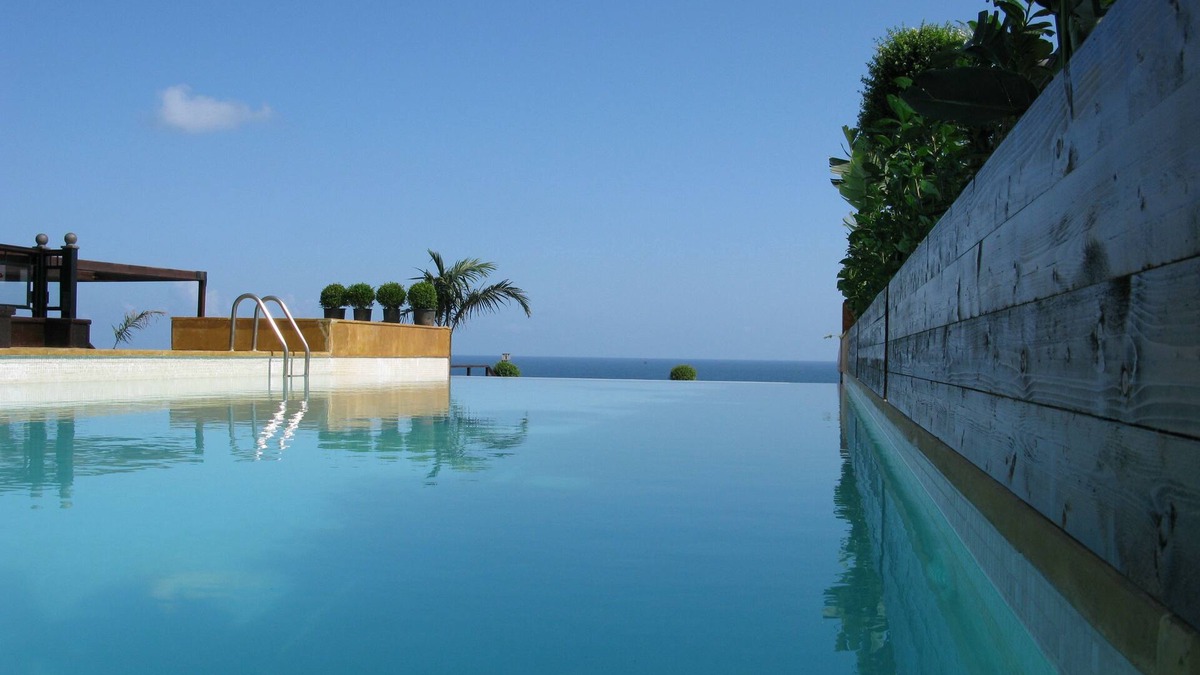 Ain Al Mraiseh Hotel | Warwick Palm Beach Hotel