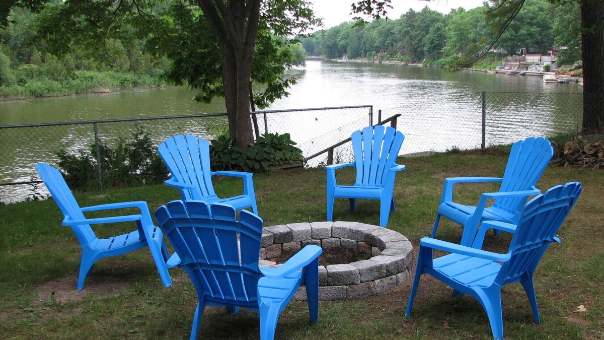 Wasaga Beach Cottage | Wasaga Beach cottage on the river