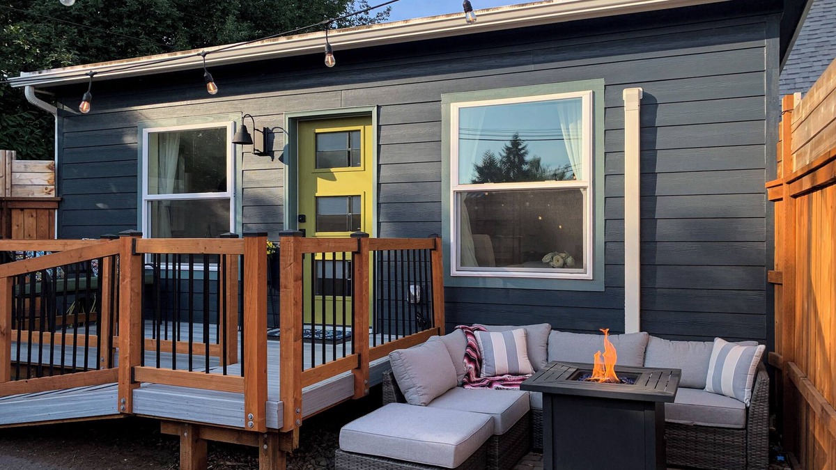 Springfield Apartment | Washburne Studio: King size comfort and private Hot tub