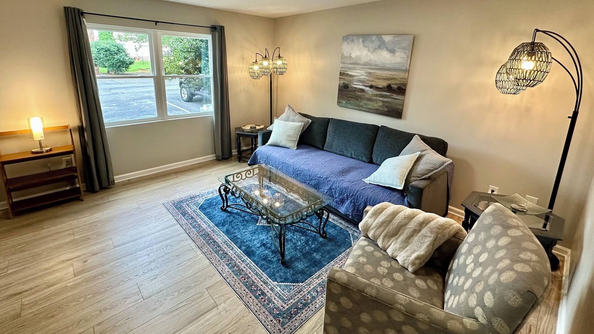 Hickory Apartment | Washer, Dryer, Desk, Smart TV, Blackout Shades, Fully Stocked Kitchen Cookware